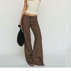 Reformation Vida linen low rise pant size 2. Inseam 30 inches.